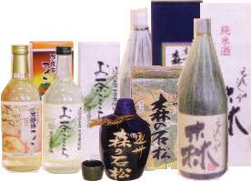 左から「次郎柿ワイン」、お茶リキュール「お茶ごこち」、原酒「遠州森の石松」、純米酒「えんしゅう森」