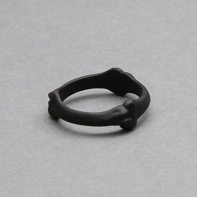 bone shaped band ring. #black [sa.0034SS23]