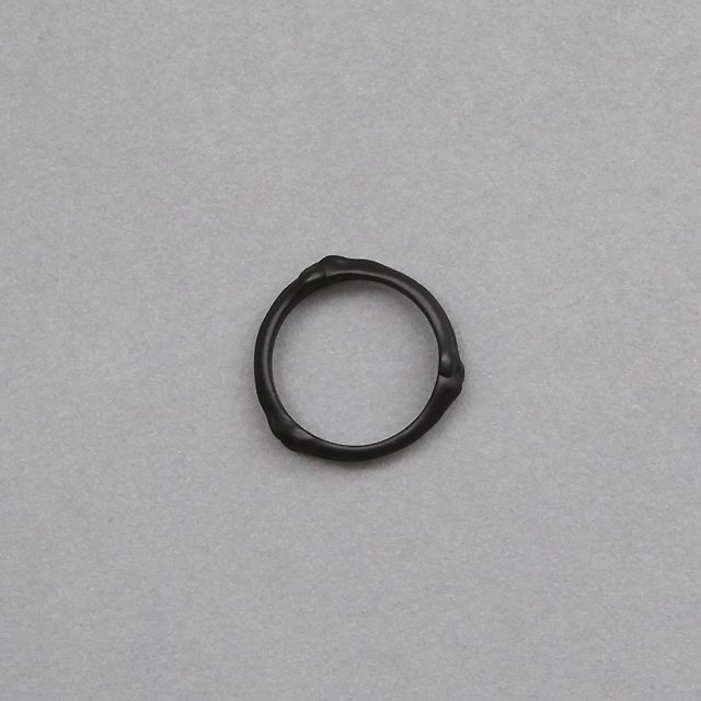 bone shaped band ring. #black [sa.0034SS23]