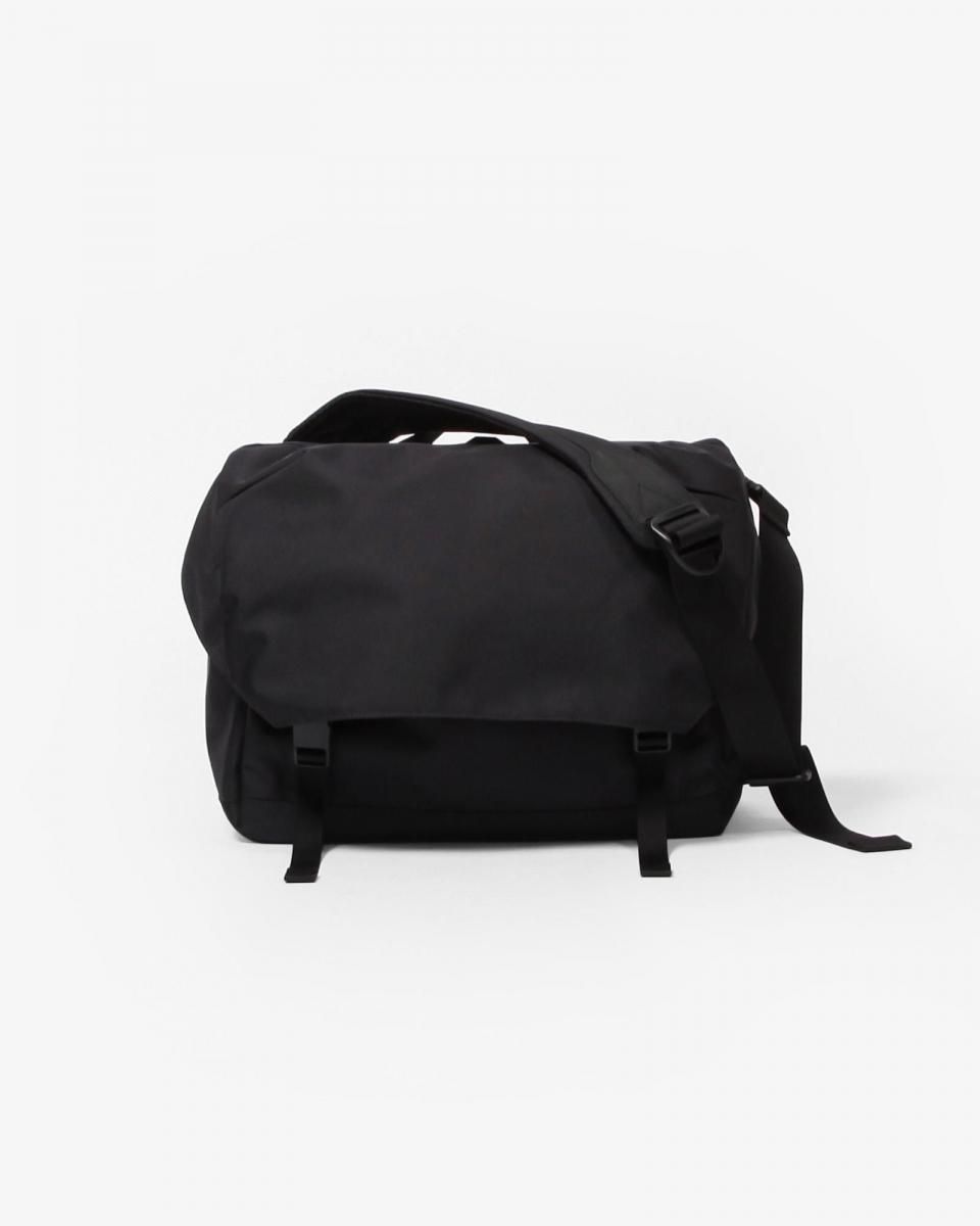 厳かなモノリス　EN MONOLITH SHOULDER PRO FLAP M #BLACK [PR-4099]｜Silver and