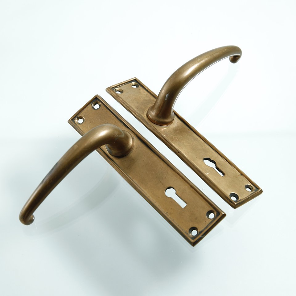 レバー形 小ぶりな真鍮ドアノブセット 鍵付き 英国アンティーク 