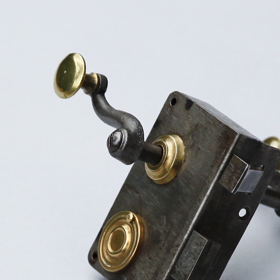 真鍮とアイアン　レバー形ドアノブ　外付けラッチ　鍵付き　左吊り元・内開き　フレンチアンティーク　インダストリアル　ok-51 -  アンティーク&オールディーズ　オンラインストア