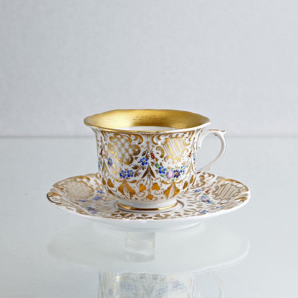 アウトレットの購入  バラと忘れな草のカップ&ソーサー 瑠璃金彩 1900-1920年 KPMベルリン 食器
