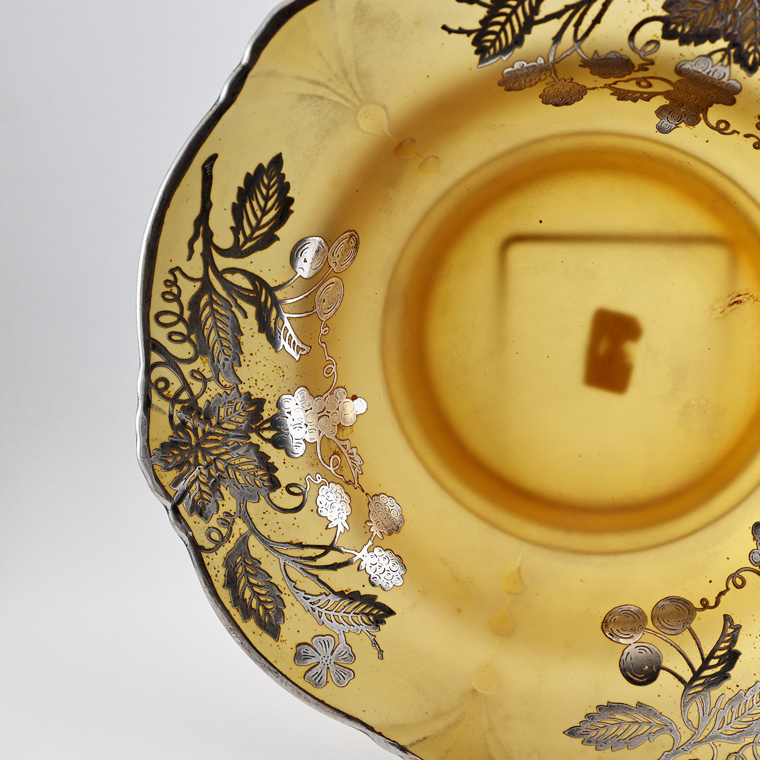 シルバーオーバーレイ　銀被せ硝子の深皿　葡萄文様　1900年頃アールヌーボー様式　アメリカ　在銘 - アンティーク&オールディーズ　オンラインストア