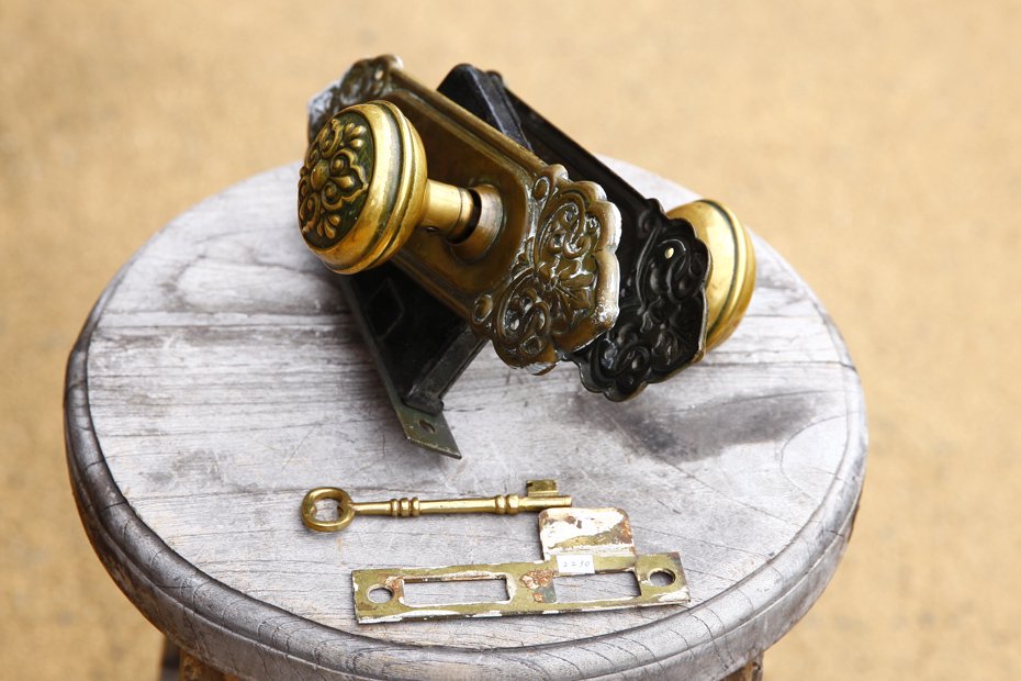 アンティーク 英国ヴィクトリア王朝期の真鍮ドアノブセット 鍵付き