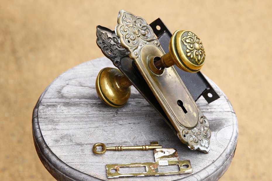 アンティーク 英国ヴィクトリア王朝期の真鍮ドアノブセット 鍵付き 