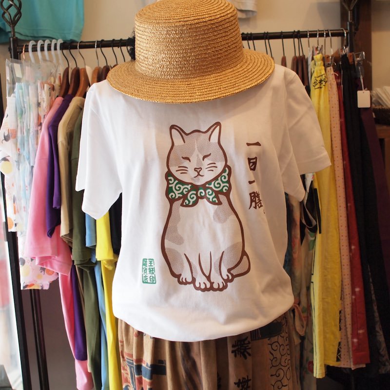 王冠印雑貨店オリジナル　わらび店長Tシャツ　オフホワイト-和モダン雑貨・猫雑貨｜王冠印雑貨店