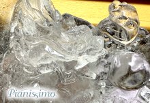 【手彫り】天然水晶「玉と遊ぶ龍」彫刻置物