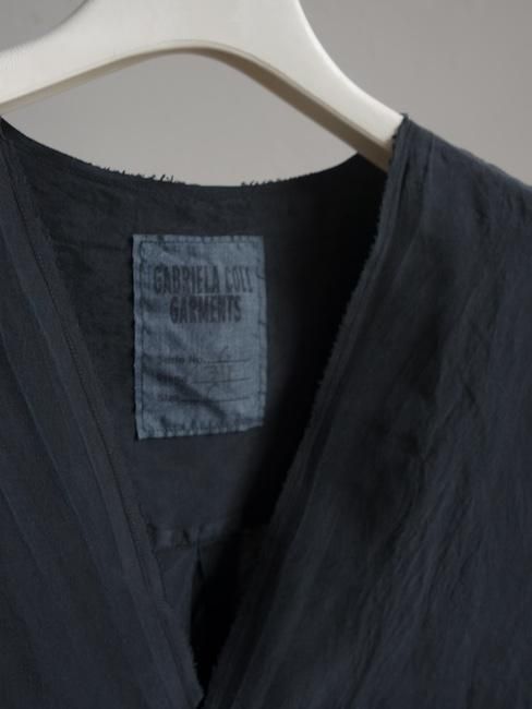 GABRIELA COLL GARMENTS-SILK PONGEE SLEEVELESS SHIRT/BLACK