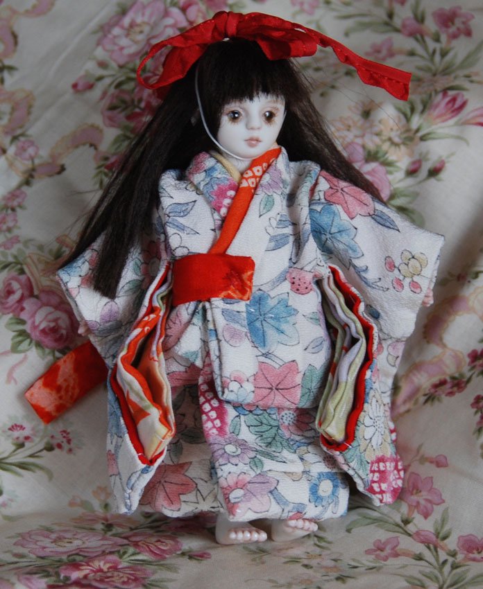 １５cmミニドール 用着物　白地の花柄の着物- 横濱人形倶楽部 Doll shop