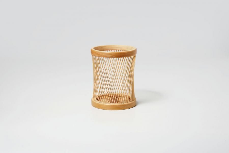 ユリです。     ◆畳のへり ペン立て① ペン立て 奏(そう) （さらし） - 駿河竹千筋細工 【公式】 駿河竹千筋