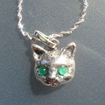 猫（ネコ）ペンダント　エメラルドの瞳 - CANDY　SILVER　　彫金シルバーアクセサリー