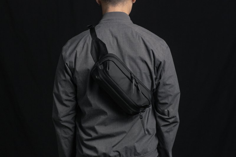 BLACK EMBER TECH KIT SLING(BLACK) - have a golden day!