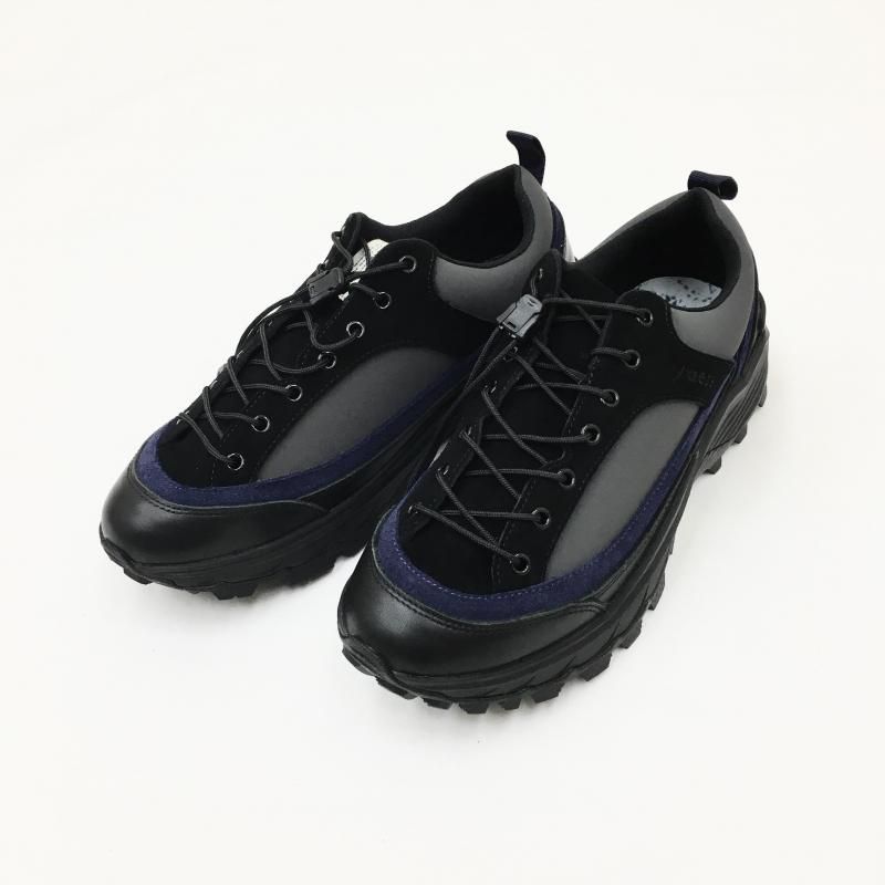  yuers LEAVES  TRAKING SHOES (BLACK)