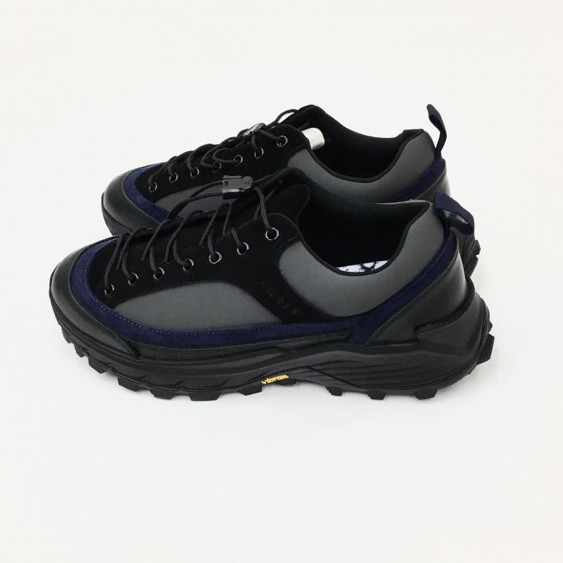  yuers LEAVES  TRAKING SHOES (BLACK)