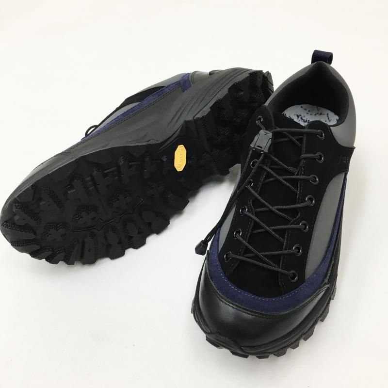 yuers LEAVES  TRAKING SHOES (BLACK)