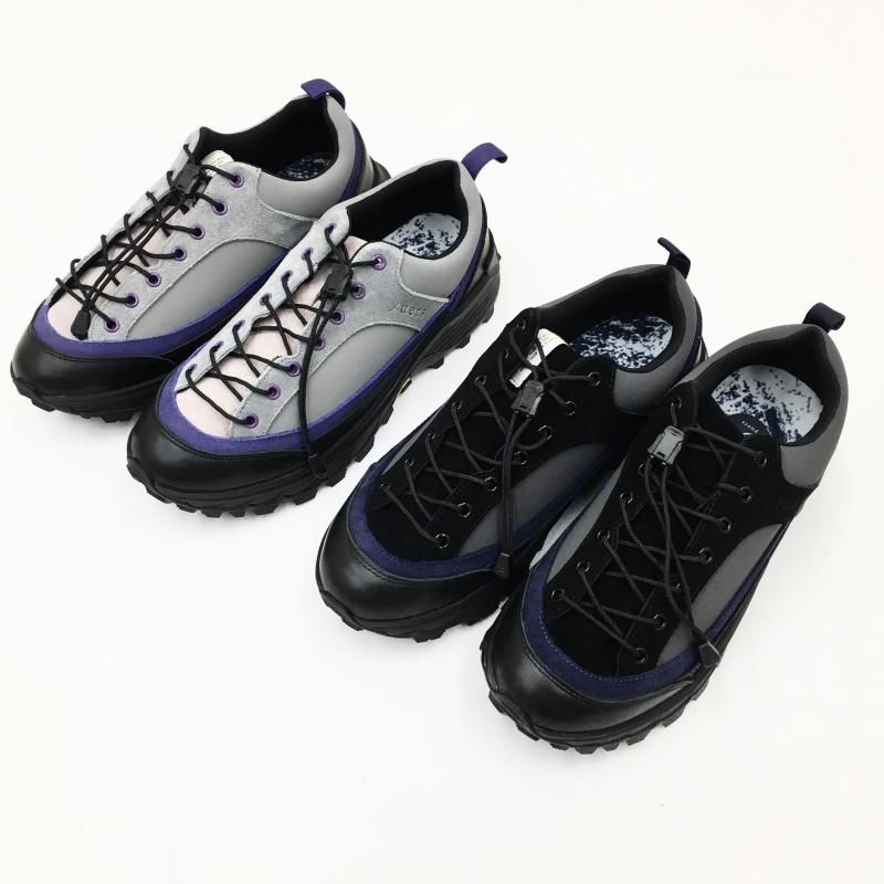  yuers LEAVES  TRAKING SHOES (BLACK)