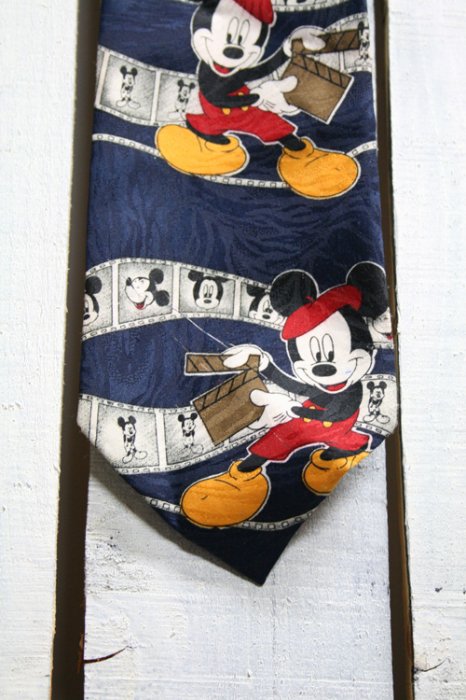 ミッキーマウス柄ネクタイです。カラーはネイビーで映画監督に扮したミッキーが描かれてます。