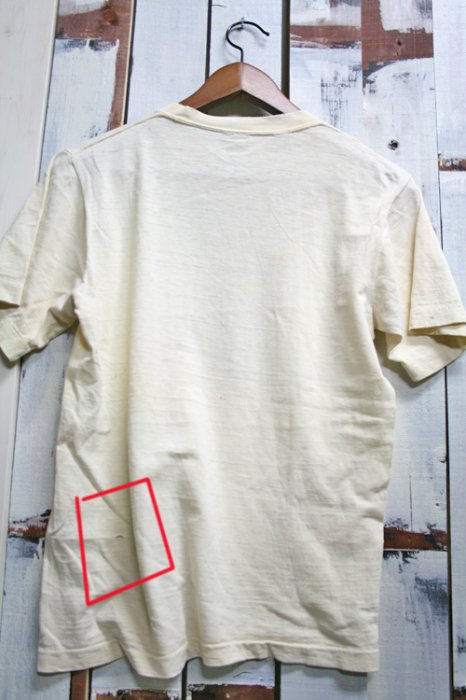 90年代頃のビンテージTシャツです。ボロでダメージのある古着らしいT