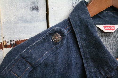 70年代頃のLevis（リーバイス）デニムジャケットです。肩にエポレット