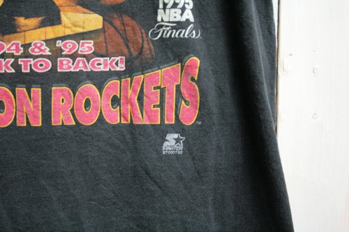 90年代　NBA　Tシャツ　古着　1995　ワールドチャンピン　ヒューストンロケッツ　ブラック　黒　古着　バスケットボール　 サイズ・L・古着屋ヘブンズドア・古着　通販