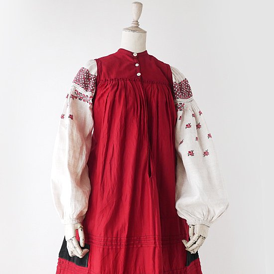 Fg598 1930年代ウクライナ製レッドサテンコットンノースリーブワンピース ジャンバースカート ロンドンヴィンテージ洋装店 アンティークリネンドレスとヴィンテージバッグ