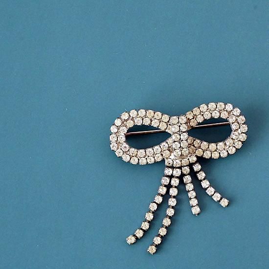 J0487 1950年代イギリス製ラインストーンシルバーリボンボーブローチ