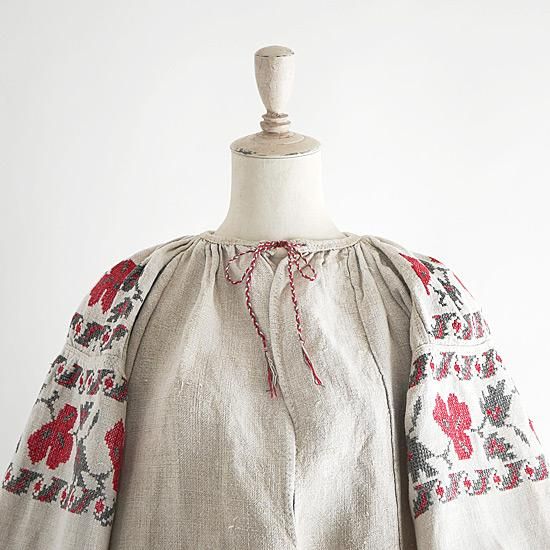 Fg558 1910年代ウクライナ製赤いビオラ刺繍シャンブルリネン八分丈袖ワンピース ロンドンヴィンテージ洋装店 アンティーク リネンドレスとヴィンテージバッグ