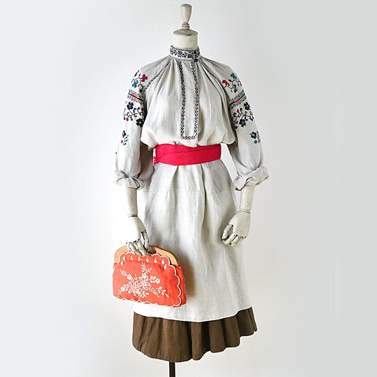 B1052 1970年代アメリカ製リネン白刺繍ウッドハンドルバッグ - ロンドンヴィンテージ洋装店 *アンティークリネンドレスとヴィンテージバッグ*