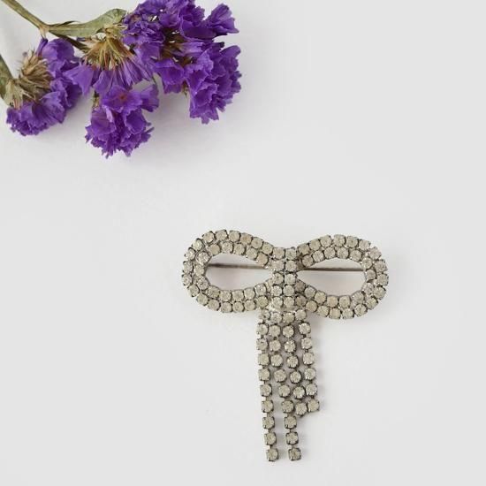 J0487 1950年代イギリス製ラインストーンシルバーリボンボーブローチ