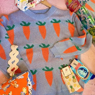 <img class='new_mark_img1' src='https://img.shop-pro.jp/img/new/icons50.gif' style='border:none;display:inline;margin:0px;padding:0px;width:auto;' />Carrots Knit Sweater