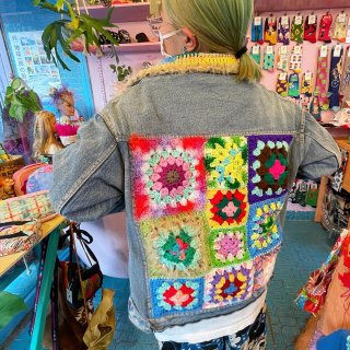 <img class='new_mark_img1' src='https://img.shop-pro.jp/img/new/icons50.gif' style='border:none;display:inline;margin:0px;padding:0px;width:auto;' />Crazy Granny Squares Patched Denim JKT
