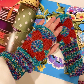 <img class='new_mark_img1' src='https://img.shop-pro.jp/img/new/icons50.gif' style='border:none;display:inline;margin:0px;padding:0px;width:auto;' />Flower Power Arm Warmer