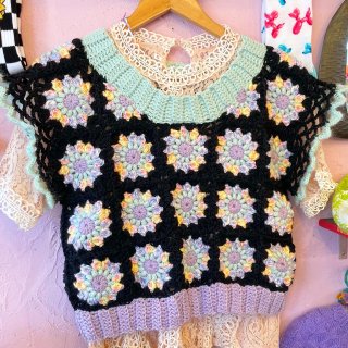 <img class='new_mark_img1' src='https://img.shop-pro.jp/img/new/icons50.gif' style='border:none;display:inline;margin:0px;padding:0px;width:auto;' />Flower Granny Square Tops