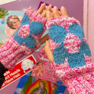 <img class='new_mark_img1' src='https://img.shop-pro.jp/img/new/icons4.gif' style='border:none;display:inline;margin:0px;padding:0px;width:auto;' />Flower Lover Arm Warmer(Strawberry)