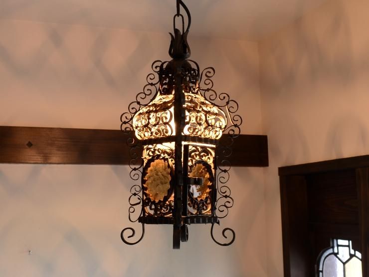 アンティーク木製&アイアンランプ 彫刻チェーン フリンジ付レザーシェード 木製テーブルランプ（H67cm