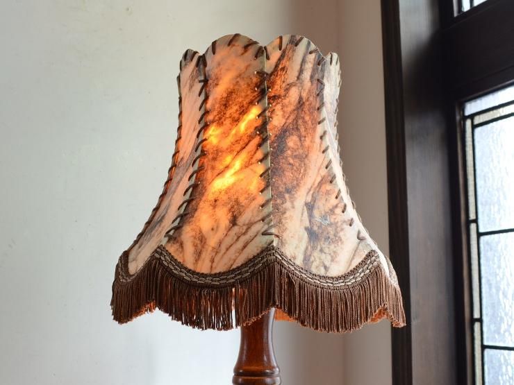 フリンジ付レザーシェード 木製テーブルランプ（H52cm