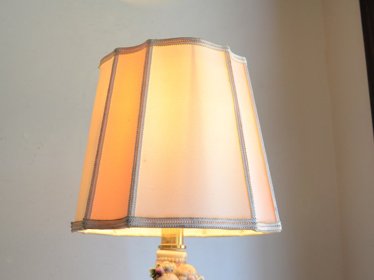シェード付 陶器人形テーブルランプ（H40cm）｜アンティーク照明