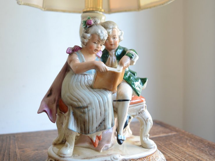 シェード付 陶器人形テーブルランプ（H40cm）｜アンティーク照明 