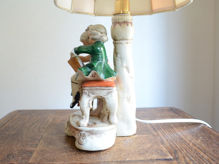 シェード付 陶器人形テーブルランプ（H40cm）｜アンティーク照明