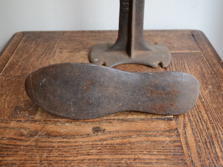 正本販売中 靴 修理台 台座 金床 アンビル アイアン 鉄 木製 古道具