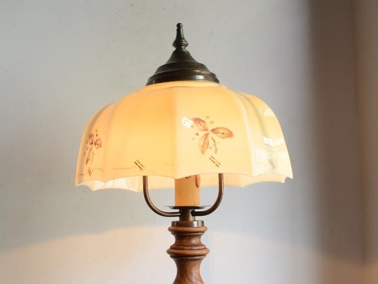 ヴィンテージ ミルクガラスシェード付 木製テーブルランプ
