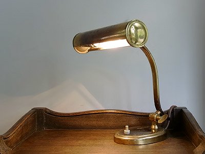 トラディショナルな真鍮製デスクライト｜アンティーク照明・ランプ