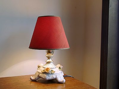 赤シェード 陶器バラモチーフ テーブルランプ｜アンティーク照明 