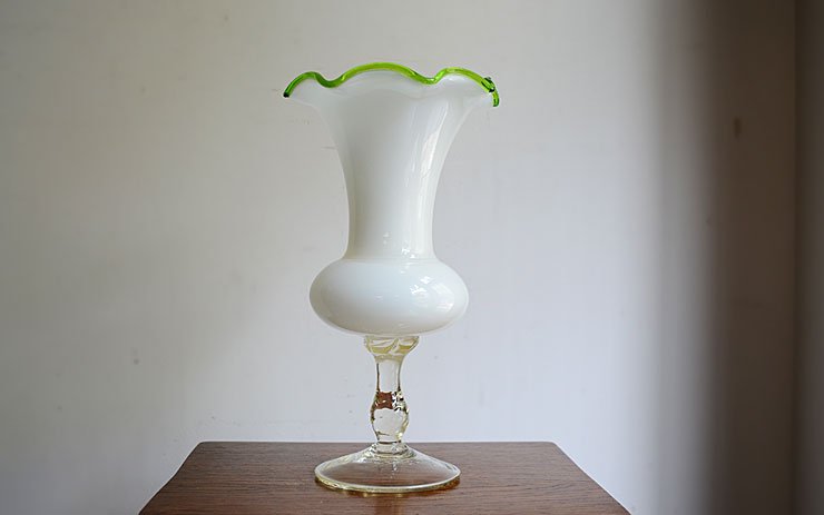人気沸騰】 レトロ オーロラガラスフリル ガラス花瓶 フラワーベース ミルクガラス