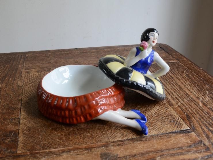 陶磁器製 女性像 アクセサリーケース