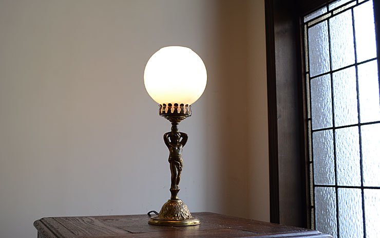 ミルクガラスシェード 真鍮テーブルランプ｜アンティーク照明・ランプ