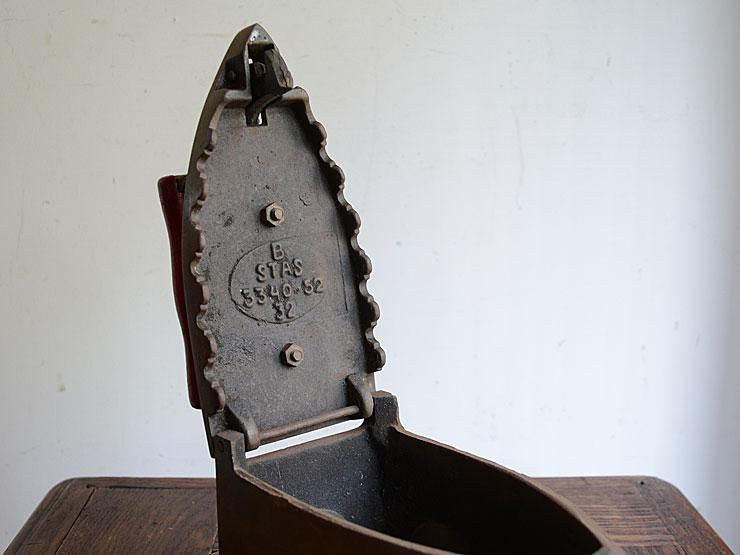 ✨骨董 アンティーク 鶏 アイロン♪ レア物→(骨董品) 昭和レトロ／東芝電気アイロン EI-7形 - メルカリ