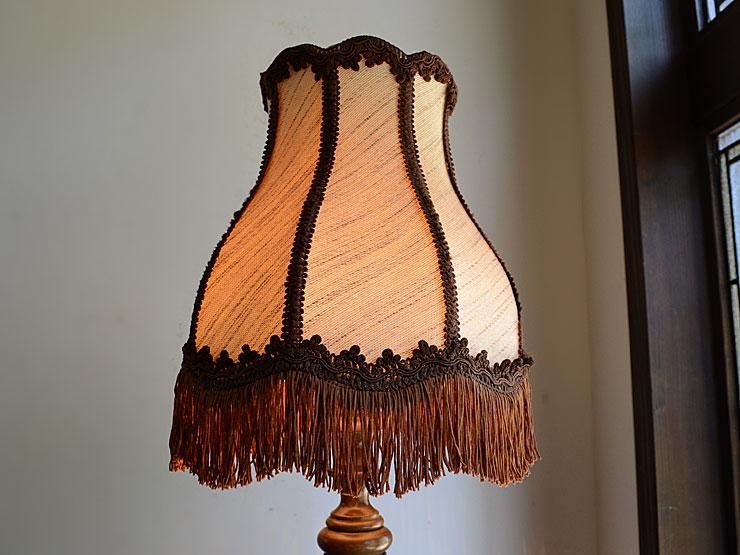 ヴィンテージ フロアスタンドライト 木製 フリンジシェード付き 木彫