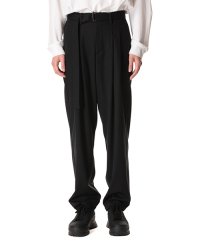 ATTACHMENT》WO GABARDINE BELTED TAPERED FIT TROUSERS（AP32-042